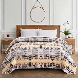 Pendleton Arrow Point Design Sherpa  Fleece Full Blanket